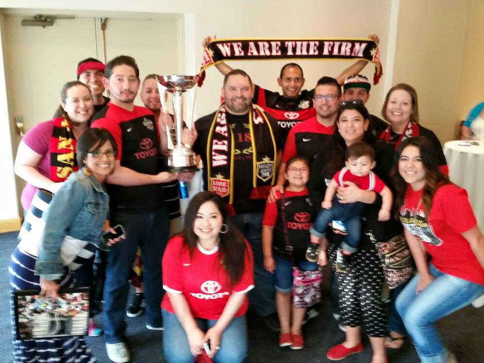 elvenenosafc's tweet photo. tenemos el trofeo! @naslofficial soccerbowl @SAScorpions 2014 champs Veneno y @BexarCasuals #familiayfutbol #sec118 http://t.co/Kti9qJbPYB