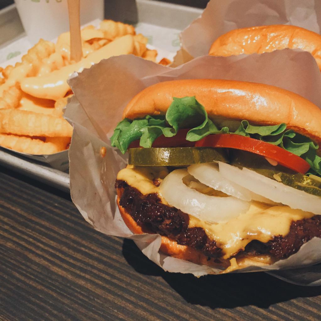 TheHungryCrew's tweet image. The shackburger and cheese fries, a match made in heaven. 👼 @shakeshack #hungryinlv #lasvegas #food