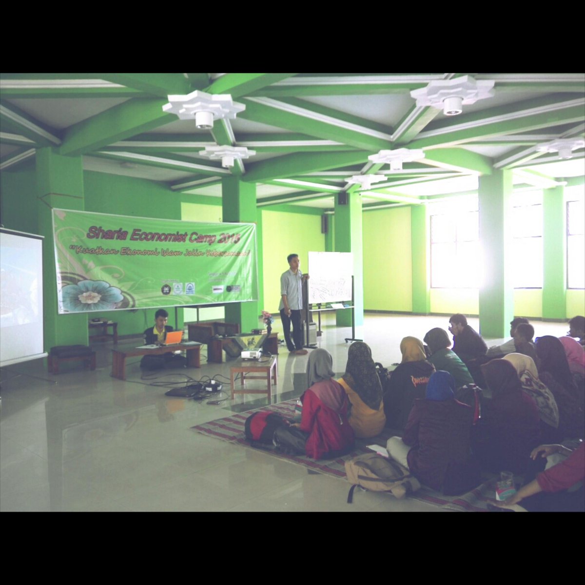 Sedang berlangsung penyampaian materi 1 Sharia Economist Camp 2015 di Masjid Darul Hikmah Polines, semangaaaat 😆😆😆
