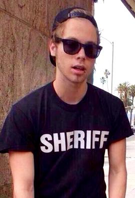 breadsmiling's tweet image. this is why Im a luke girl lmao