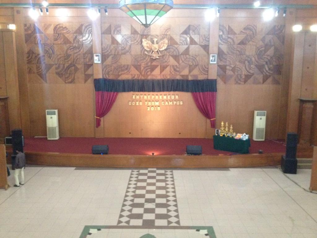 Ayooo segera merapat ke Balai Pertemuan Upi acara kabaret nya akan segera mulai yakin ga akan nyesel deh