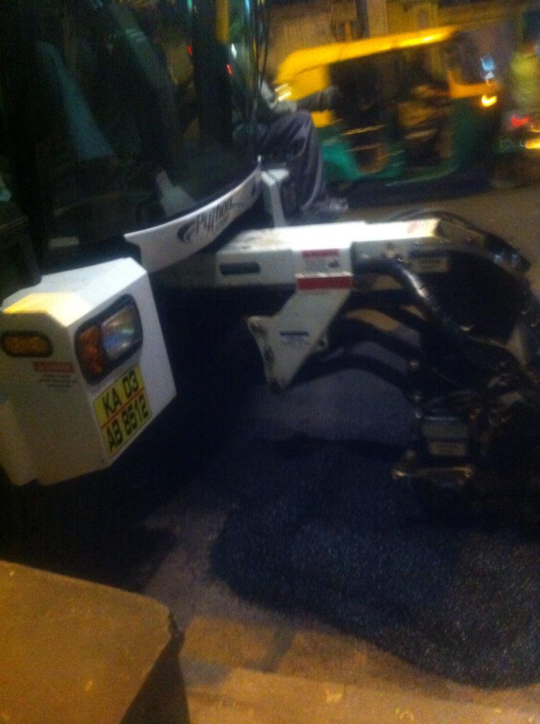 BJPfailBlr's tweet photo. @bjpkarnataka ruled BBMP filling potholes for @narendramodi visit. http://t.co/qXIzzeFxwu