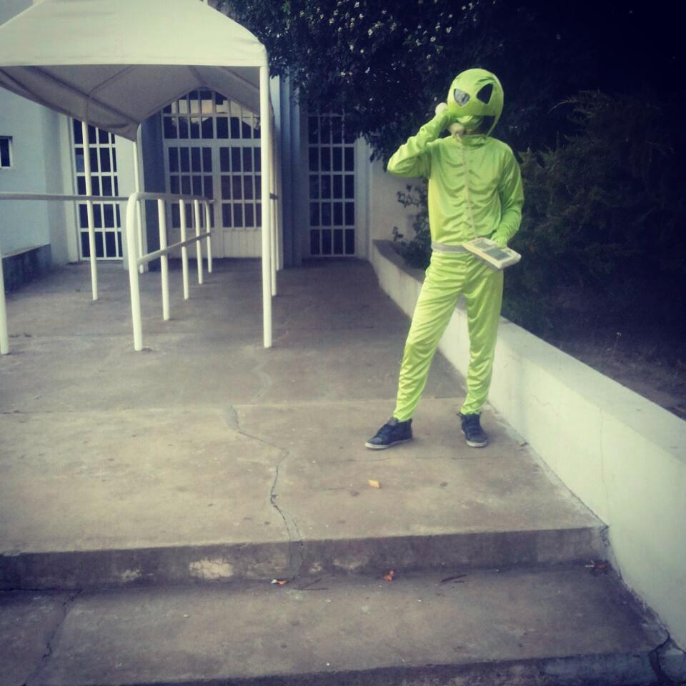 ComplejoIbiza's tweet photo. Visitante intergaláctico http://t.co/PGzNSVg9GL