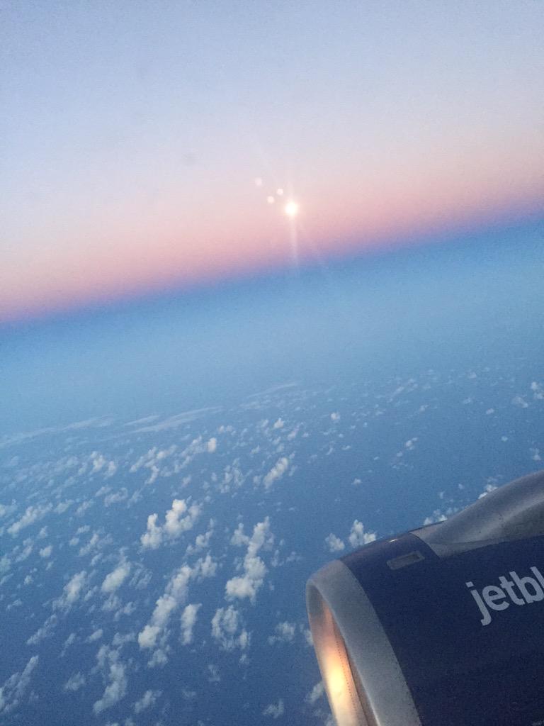 yozzz24's tweet photo. Airplanes and wifi....ok ok http://t.co/uDFivi8Fih
