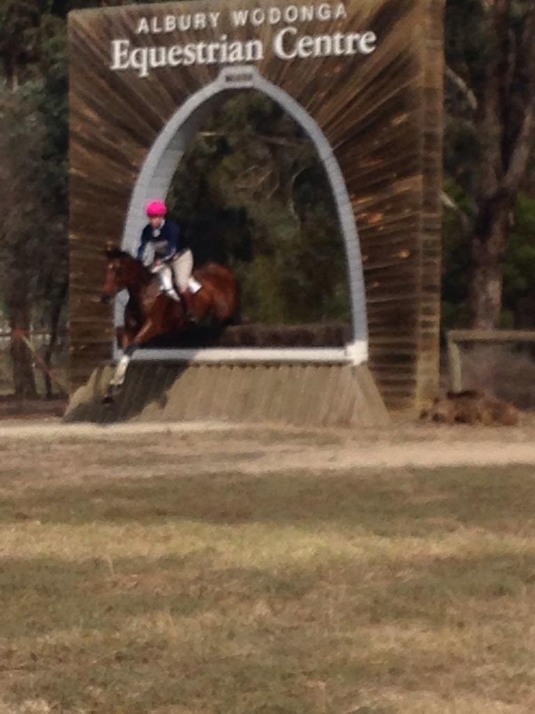 eventfulifebook's tweet photo. Home and nearly hosed @burwoodeventing #eventinglive #Albury #CIC1* http://t.co/iuEo5AEUAH