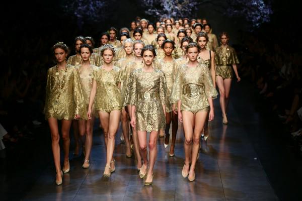 Показ burberry prorsum 2019. Показ мод. Пакистанская мода на подиуме. Ральф лорен показ 2022. Модный показ.