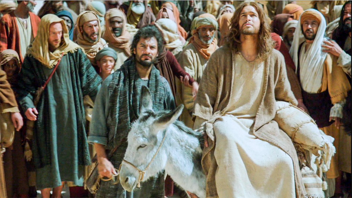 Jesús entra en Jerusalén y el pueblo lo aclama como El Mesías. #NowWatching #LaBiblia 