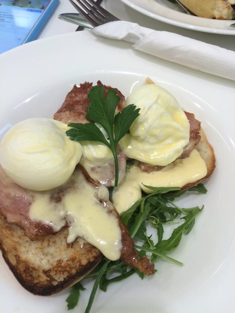 EmsFoodAdventur's tweet photo. Breakfast at Vida Espresso Robina Town Centre. Can't beat Eggs Benedict and free wi-fi from the Apple shop #food #yum http://t.co/fj5ZfYLb4H