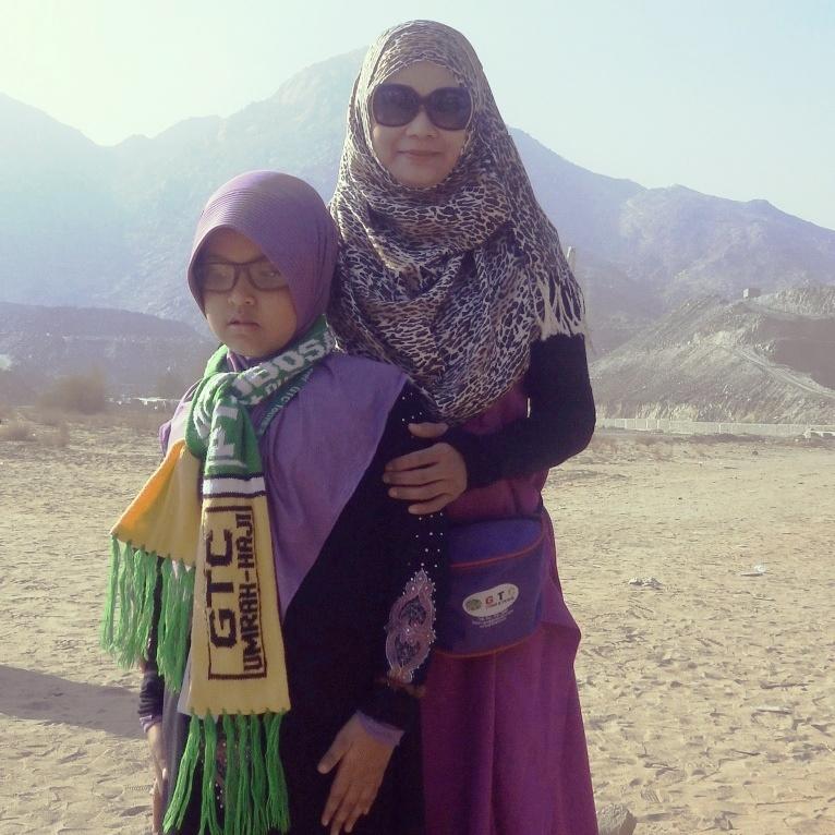 PutriArianni's tweet photo. Jabal al nur w/mama http://t.co/vhe1gLDIKu