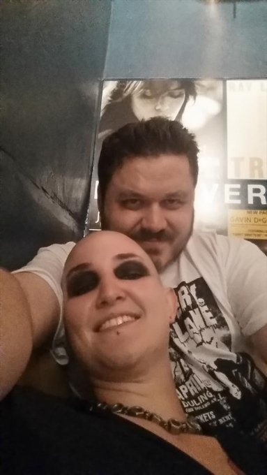 Hanging back stage with Uncle Fester! I think he's sweet on me ;) #CemetaryLane http://t.co/b1XmAe6A<a href="/tag/cemetarylane"class="tags"><span>#cemetarylane</span></a>