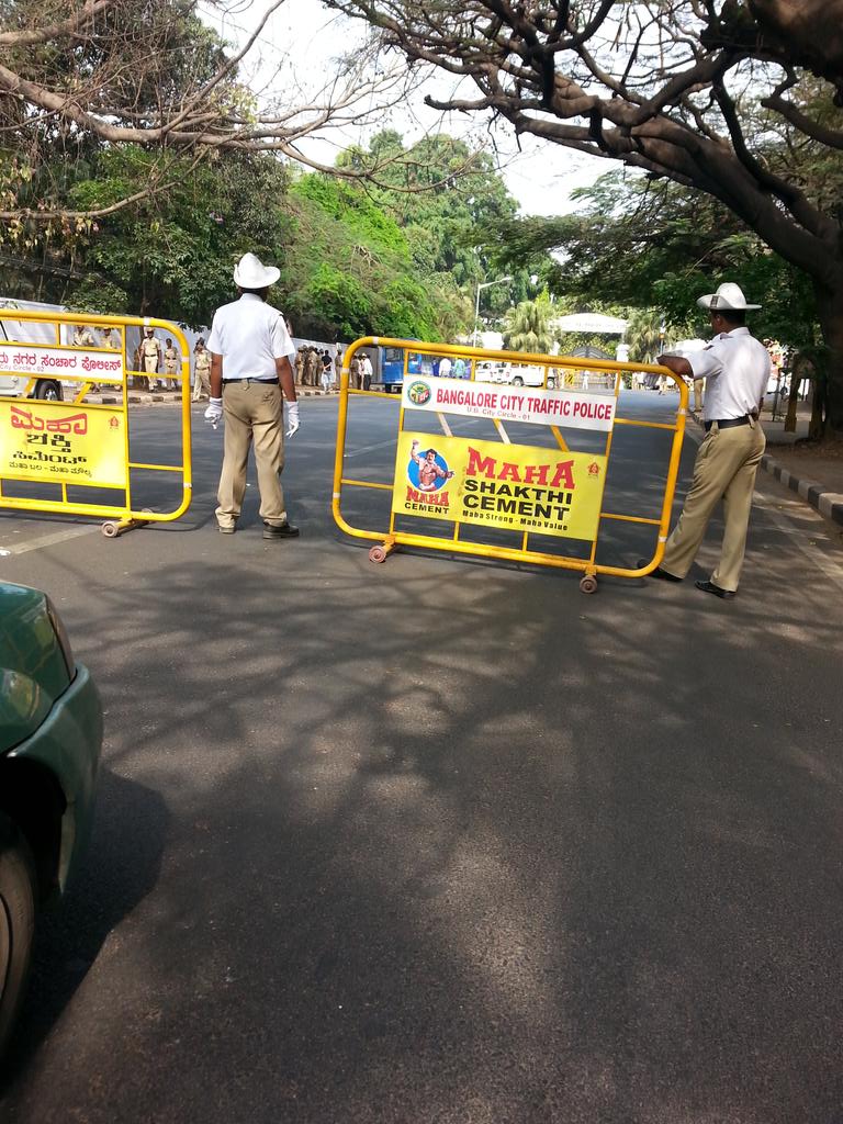 RidlrBLORE's tweet photo. RT @sid2tweet: #EndVVIPRaj @TimesNow @TrafflineBLORE Traffic stopped at Raj Bhavan. Not sure who's coming there. http://t.co/0oppjz44nm