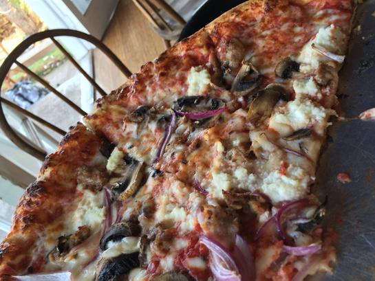 Chefjamesonmaui's tweet photo. @yelphawaii we got good #pizza in #Lahaina @PrisonStreetPizza #NewJerseyNative http://t.co/6hhgFc4LN2