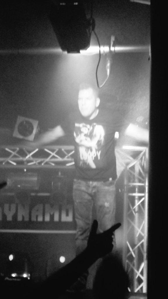 Output_Raw's tweet image. Volgens mij gaat ie lekker ! @Dj_Thera maximaal uit zijn plaat!  #raw #gaserop