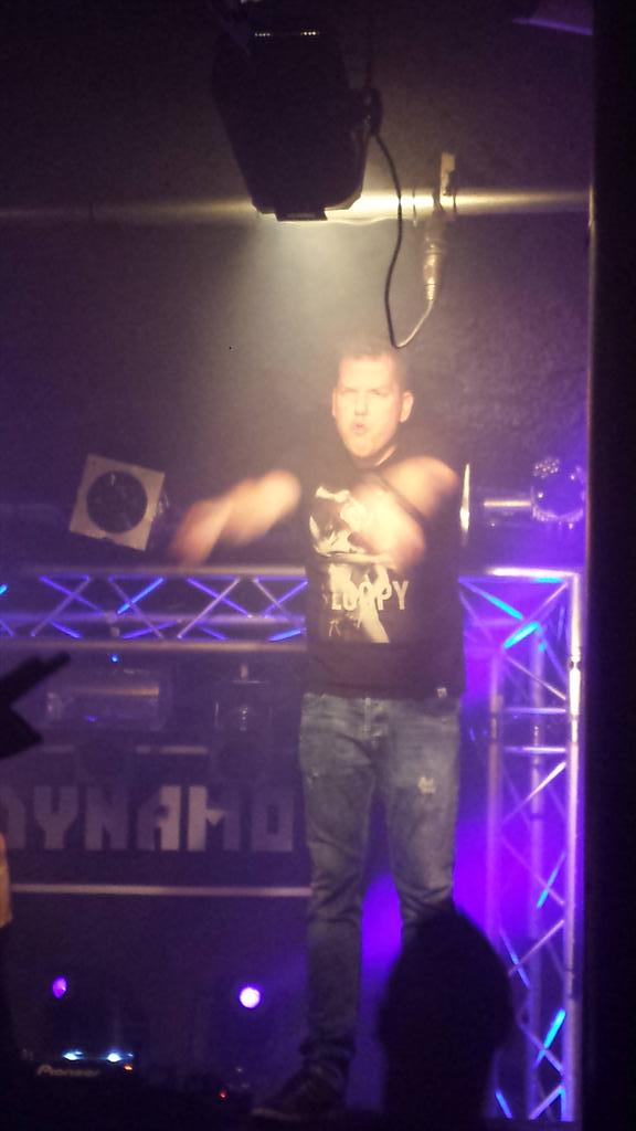 Output_Raw's tweet image. Volgens mij gaat ie lekker ! @Dj_Thera maximaal uit zijn plaat!  #raw #gaserop