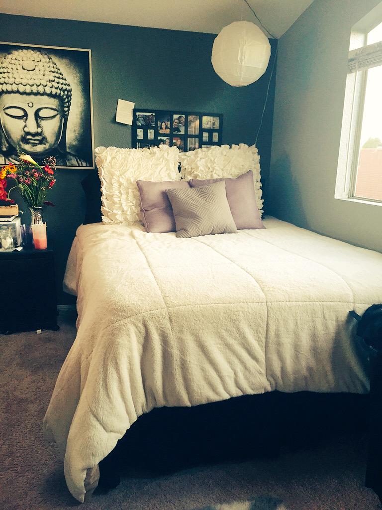 DTallaksen's tweet photo. Put my bed on frame and now it's massive! I have to jump to get on my bed. #comfiestbedever http://t.co/cTLrbdZR5d