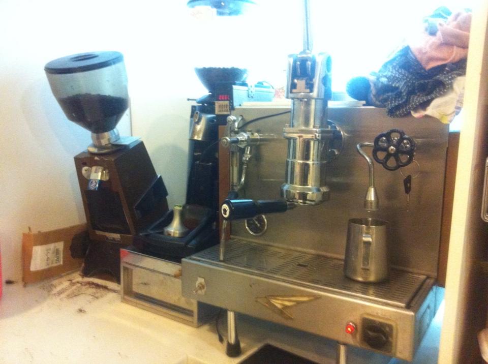 RoasterRen's tweet photo. Grinder on an angle experiments #verticalburrwannabe http://t.co/toEA1nFLxa
