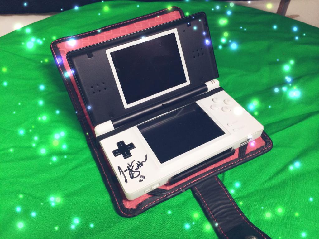 Dual_Odyssey's tweet image. RT + FOLLOW for a chance to WIN this custom Nintendo DS Lite! Winners announced in Spring! Must be following us!