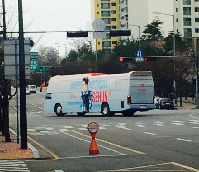 oh_always_right's tweet photo. @sehun_union 음중 사녹 보고 나오는 길에 좌회전 하는 세훈버스 봤어요ㅠ 넘 이뻐ㅓ서 보자마자 소리질렀네여ㅜㅜㅜ흐구구 http://t.co/ckNriMVbAE