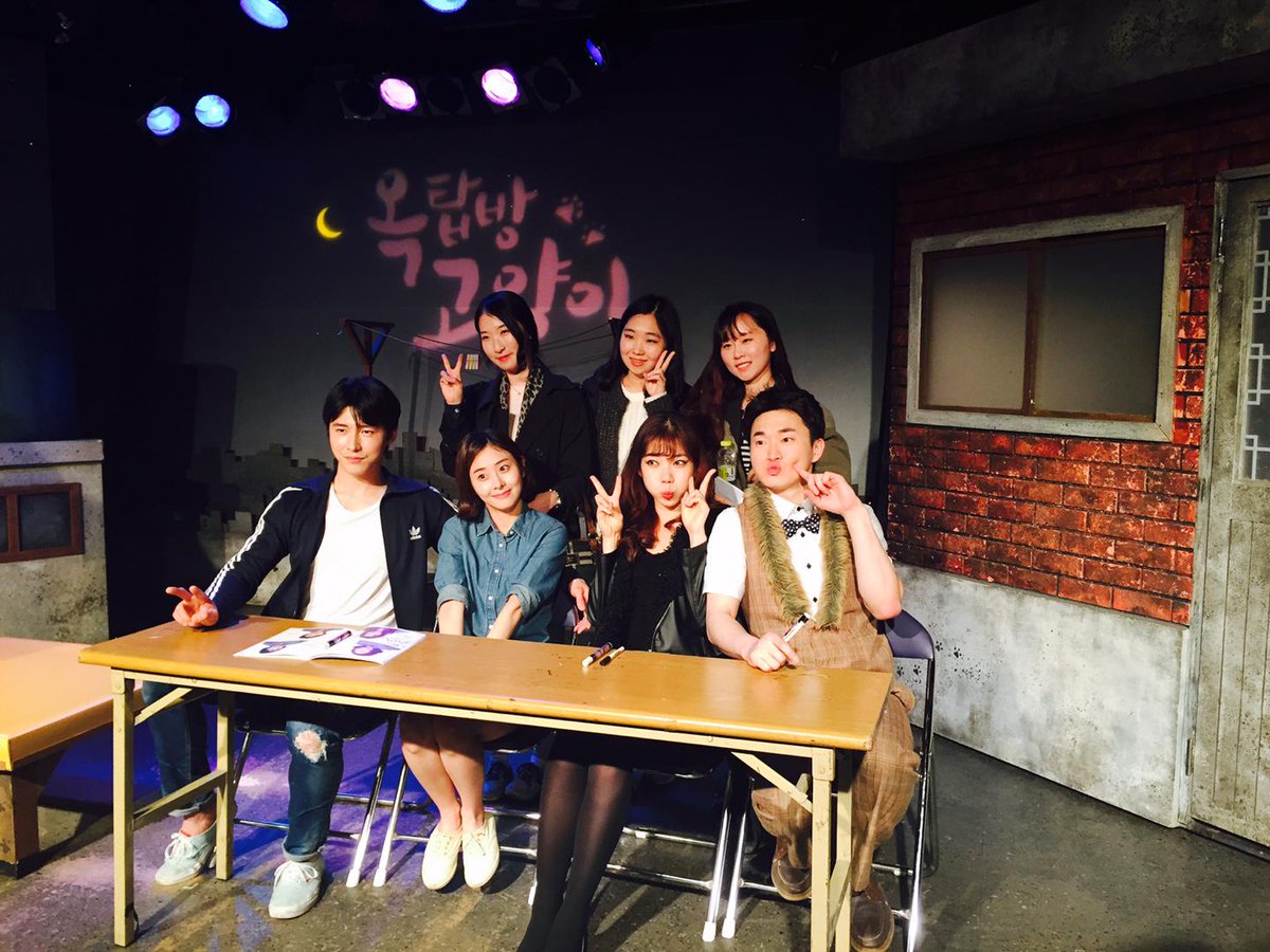 #옥탑방사인회 #150328 #지난주 #토요일 #사인회 현장입니당! #사인회 끝날 때 쯤, 마지막까지 남은 분들 야무지게 #사진 촬영하고 가시는 #센스! #4월4일 #사인회 있어요오~ 좋은 추억 만들어가세요!