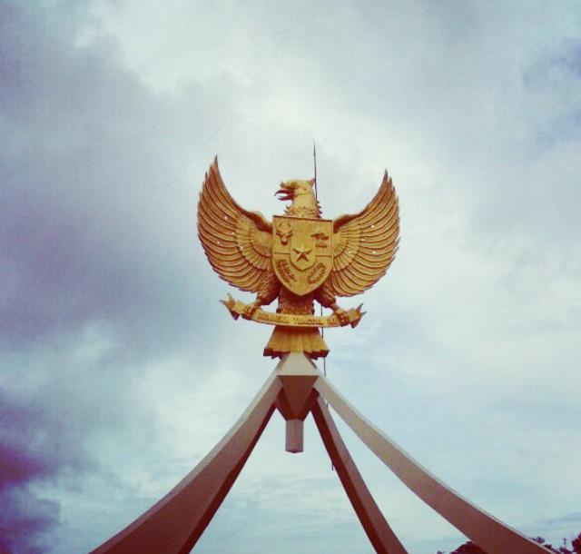 RyanHidayat's tweet photo. Lambang Negara untuk menggambarkan bahwa Indonesia adalah bangsa yang besar dan negara yang kuat. #garuda #pancasila http://t.co/uniVMtBUns