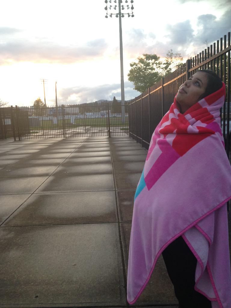 KenadeeSimpson's tweet photo. She thought the sunset was pretty but I thought she was prettier ⛅️#tumblrgirl http://t.co/LYujCfliex
