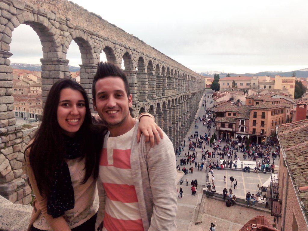 LMC_95's tweet photo. ¡Qué buen día recorriendo Segovia! 😄  💖 💏 http://t.co/JKcFzaTGbS