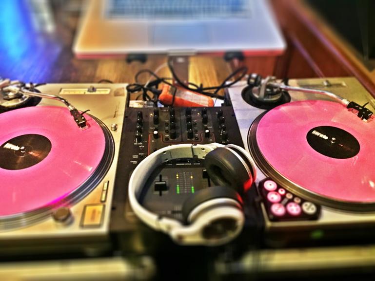 djraquest's tweet photo. Setup and ready to roll #ncredible #npulse #monsterproducts #ranedj @ranedj #technics1200 #USBDjs #DjRaQuest #DjLife http://t.co/Ezp4it8Jxm