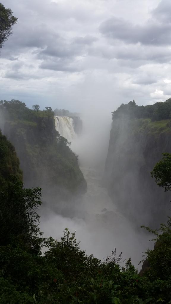 LisaMLeanders's tweet photo. Victoria Falls....just before we got close enough to get totally drenched #completelyamazing http://t.co/qQN1o01zHr