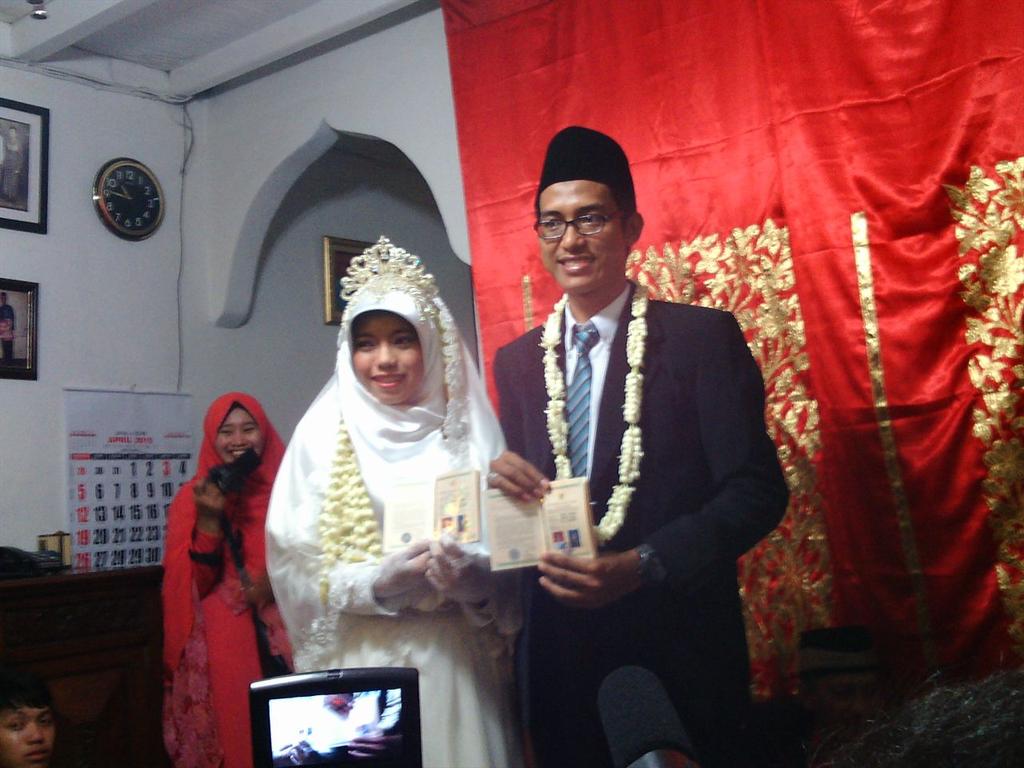 Barakallahu laka wa baraka alaika wa jama'a bainakuma fi khaiir. bahagianya <a href="/NdhaAndini/">Indah Pebriandini</a> &amp; suami #ITJNikah <a href="/TanpaJIL/">#Follow IG @TanpaJIL</a>