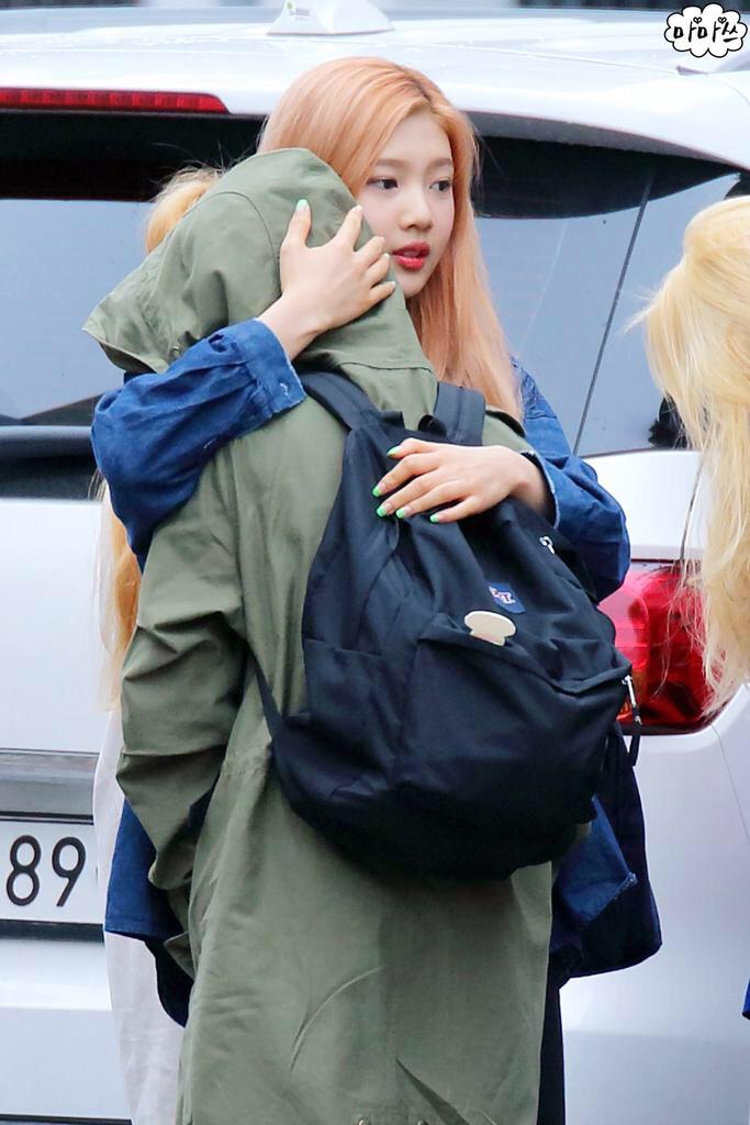 5REDVELVET's tweet photo. [HQ] 150403 #레드벨뱃 heading to KBS Music Bank 

JOY &amp; WENDY http://t.co/S86p34izic