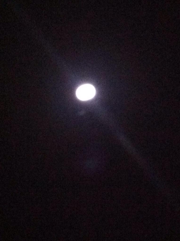 Csamayoatoni's tweet photo. Tan bella la Luna http://t.co/QZsr1ZRIbK