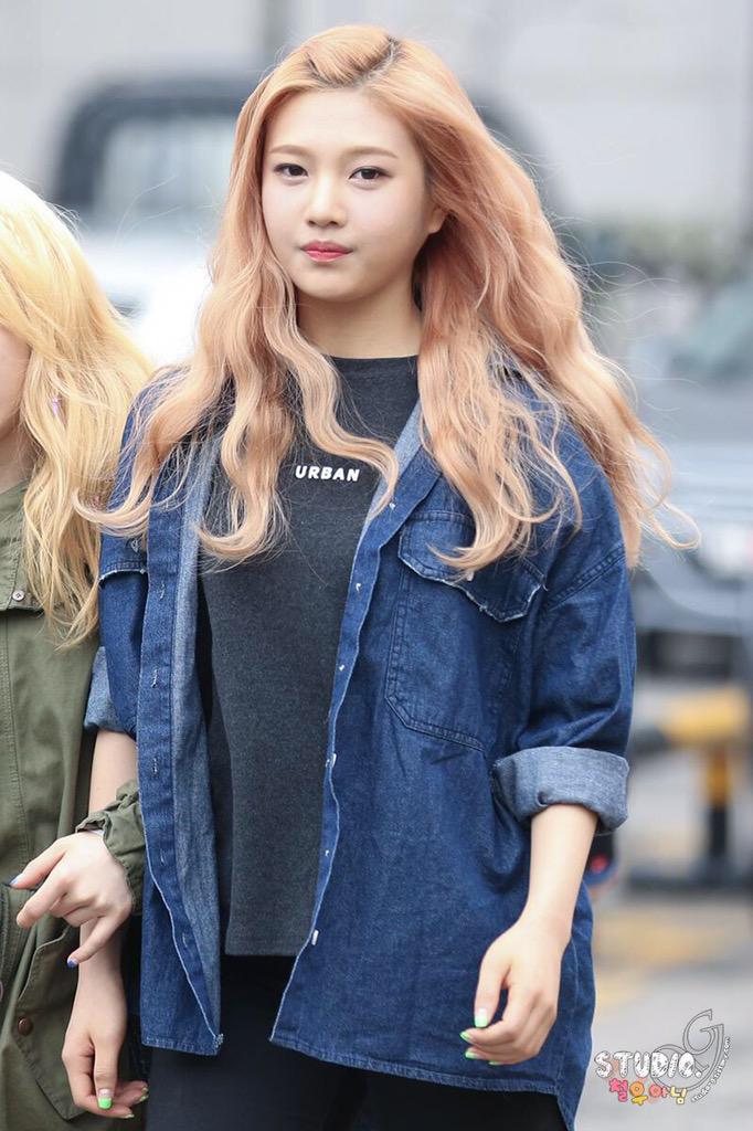 5REDVELVET's tweet photo. [HQ] 150403 #레드벨벳 Red Velvet Wendy at MBC Radio Kim Shinyoung's Hope song 

JOY http://t.co/tBrRcIiBdt