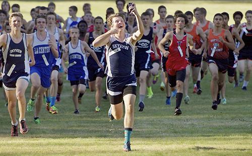 runnersworld's tweet photo. A photo of a runner taking a midrace selfie has won an award: http://t.co/plVoYnSaVP http://t.co/bCHrsvk4hE