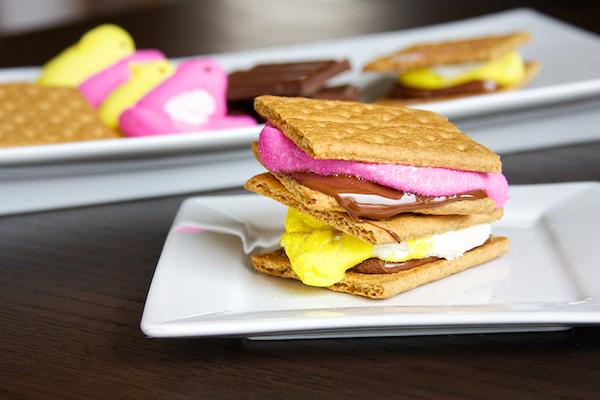 YummyImages's tweet photo. Peeps S’mores http://t.co/lsN2YpxTZo