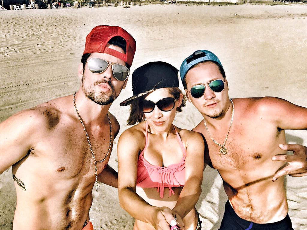 gabycarrillomx's tweet photo. En la playita tomando ☀️ agusto o no @eleazargomez33 @davscarrillo http://t.co/XWidMkhEfs