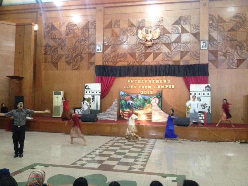 Ini dia penampilan yang ke tiga dari @karaktercomunity mari merapat penonton makin ramai aja 😄