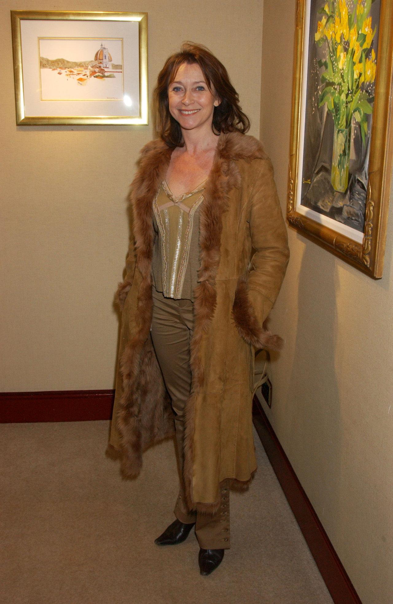 Cherie Lunghi, English film, television and theatre actress, is 62 today.... a very happy Furry Birthday to her. 