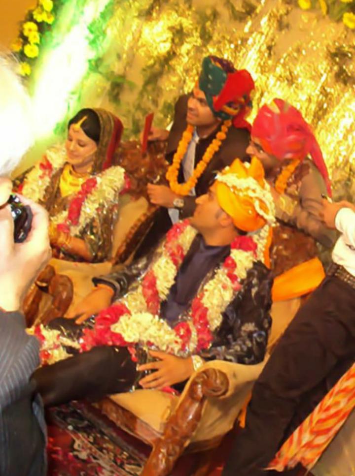 msdsakshi_fc's tweet photo. #FlashBackTo2010…When this amazing couple tied the knot! Mahi just can't take his eyes off his Bride💖 #TeamMahiSakshi http://t.co/uqaVXRzYPy