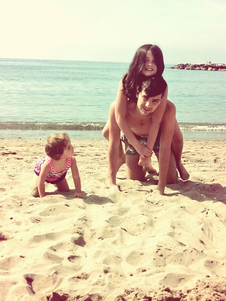 vsanchez_tito's tweet photo. Que manera mejor de disfrutar el ultimo día de playa que con mis sobrinas! http://t.co/Cauiqdwt2b