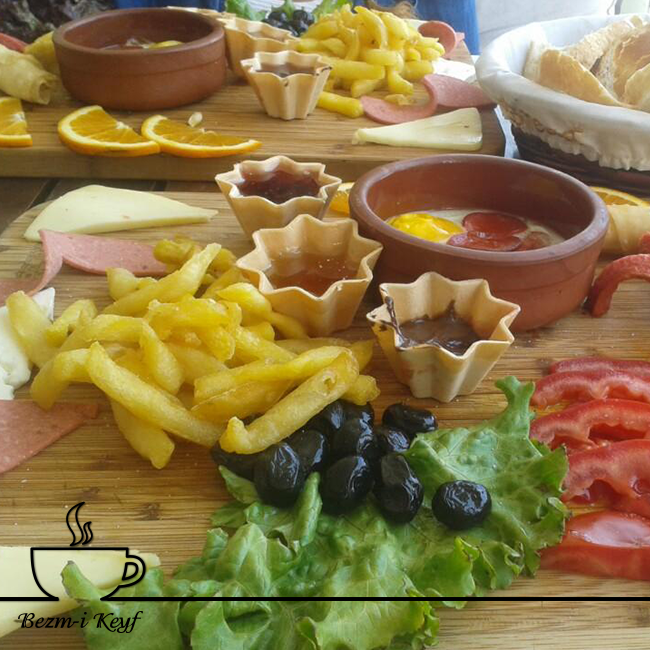 Bezmi_Keyf's tweet photo. Dört dörtlük bir kahvaltı size Bezm-i Keyf​ kadar yakın :) http://t.co/252N5cajpu