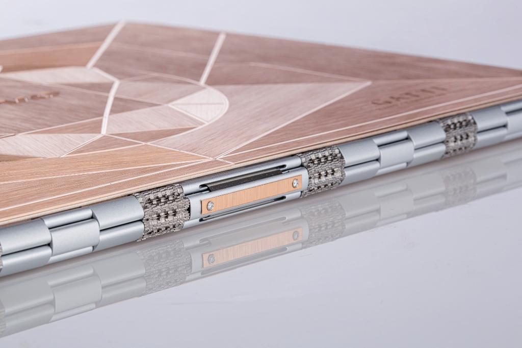 Lenovo's tweet photo. WORLD'S ONLY 9-carat gold laptop. Auction @Lenovo_ME to benefit @DubaiCares http://t.co/IIpBoPuItY #Gold4Good http://t.co/I8SPro7Vfd