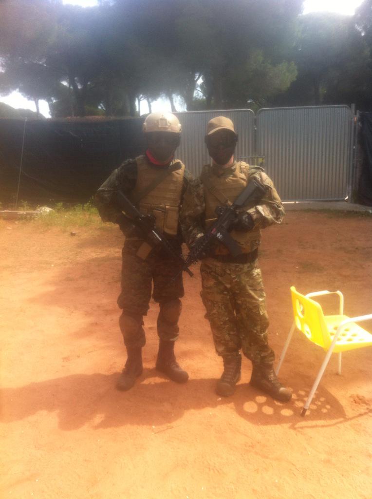 Juandy_90's tweet photo. Buena mañana de airsoft con  @FelyRomero http://t.co/FlSYMb0kBR
