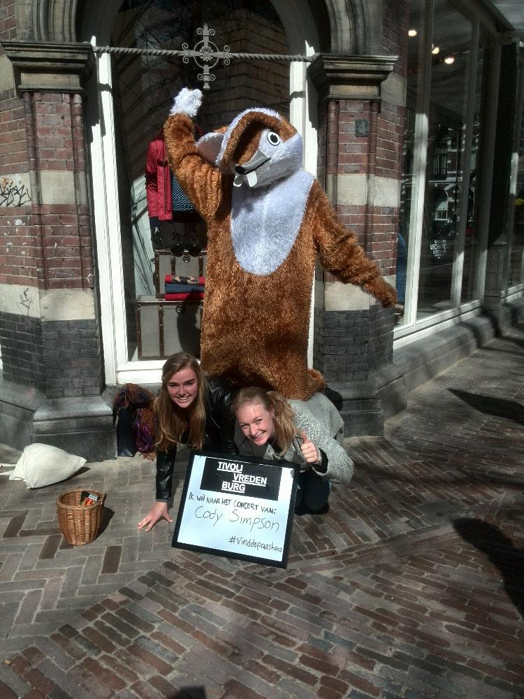 ammyyx's tweet photo. Wij willen naar het consert van Cody Simpsom in Tivoli Vredenburg #vinddepaashaas @An_geniet (: (: http://t.co/hbanCMw3MO