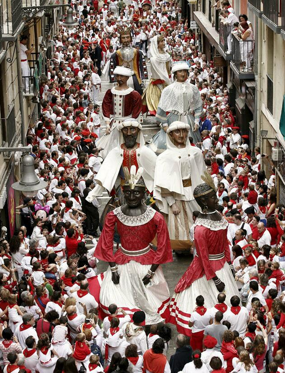 VivirPamplona's tweet photo. 1 de enero, 2 de febrero, 3 de marzo, 4 DE ABRIL... Subimos un nuevo escalón. #YaFaltaMenos para San Fermín!! http://t.co/3Zxse0Xqnb