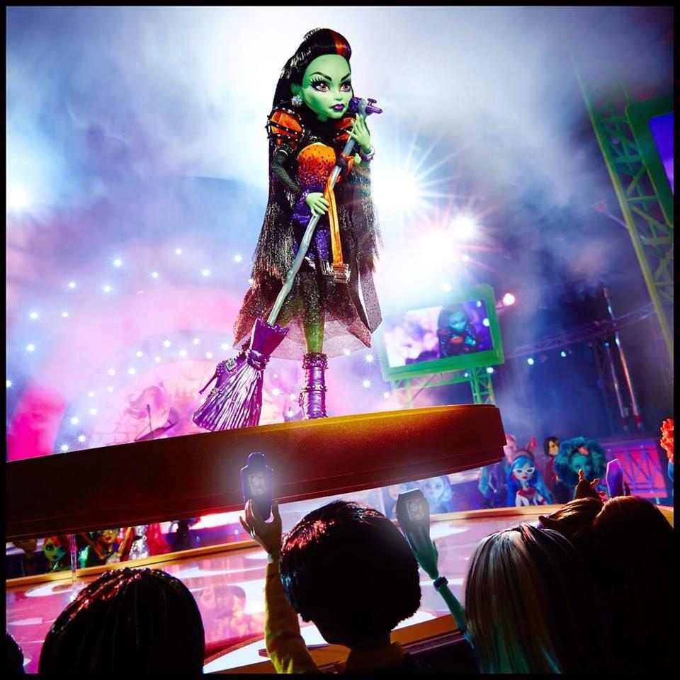CastaFierce1's tweet photo. Sur scène le vendredi 13 à @MonsterHigh http://t.co/zFRyBJnzAH