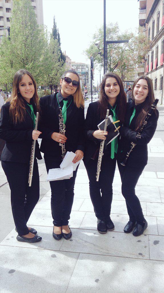 sabinapam's tweet photo. Más feliz que una perdiiiiz @elenita_arenas @Claragl96 @LuciitaLoves http://t.co/aM6RKDy2sk
