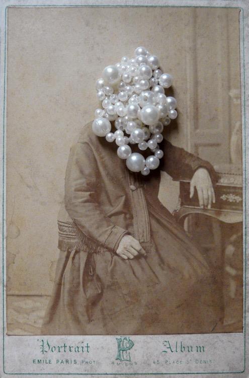 GarconsOfficiel's tweet photo. Bijoux de famille... Avec Iris Legendre les photos d'antan prennent un sens mystérieux voir angoissant @mvoinchet http://t.co/YaP3qm49jH