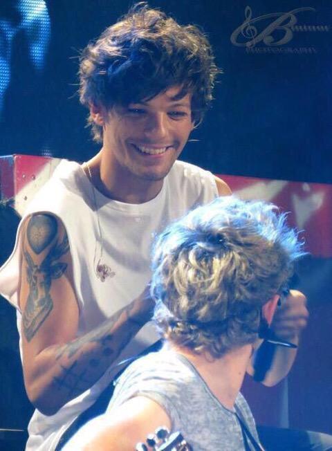 Hirokistyles's tweet photo. @Louis_Tomlinson 
トムリンは今の状況は特にきついと思う

それでも、笑顔でメンバーのことやファンに心配させないようにしてくれてるの知ってるよ

でも、いつも笑顔でいる必要はないんだよ

1番は自分を大切にね

大好き http://t.co/gVm9VCshXR