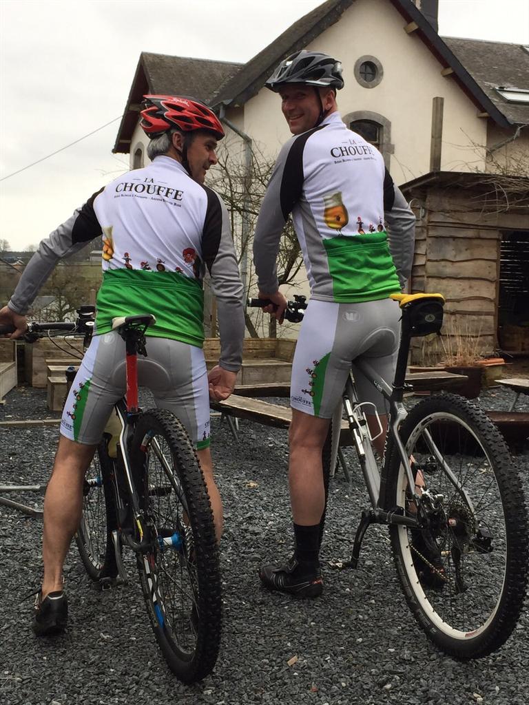 Onze nieuwe team outfit.La Choufe is onze hersteldrank.