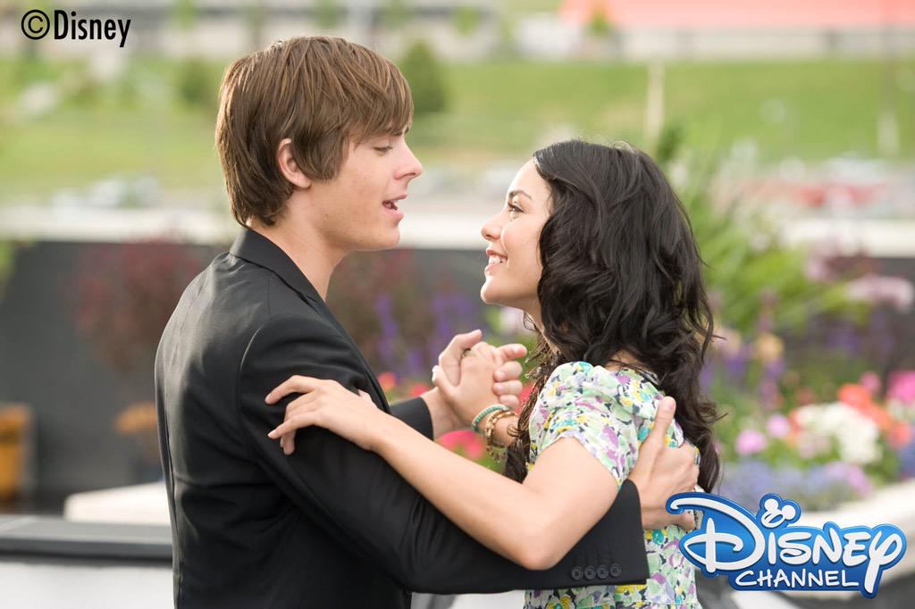 ディズニー チャンネル スターズ 公式 今日このあと21 30からは ハイスクール ミュージカル ザ ムービー を放送 イースト高校を卒業し それぞれの道を選択する彼らたちの成長に胸が熱くなります お楽しみに Http T Co 6aoexg8zvl Twitter